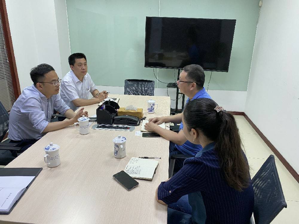 无锡市工信局领导来呼和浩特明诚智能社区服务有限公司科技开展“三联三解”活动